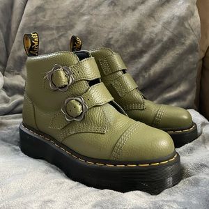 dr marten devon flower buckle leather platform boots. khaki green.